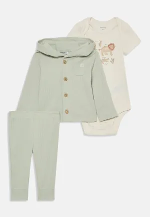 CONJUNTO 3 PIEZAS CARTERS PREMATURO